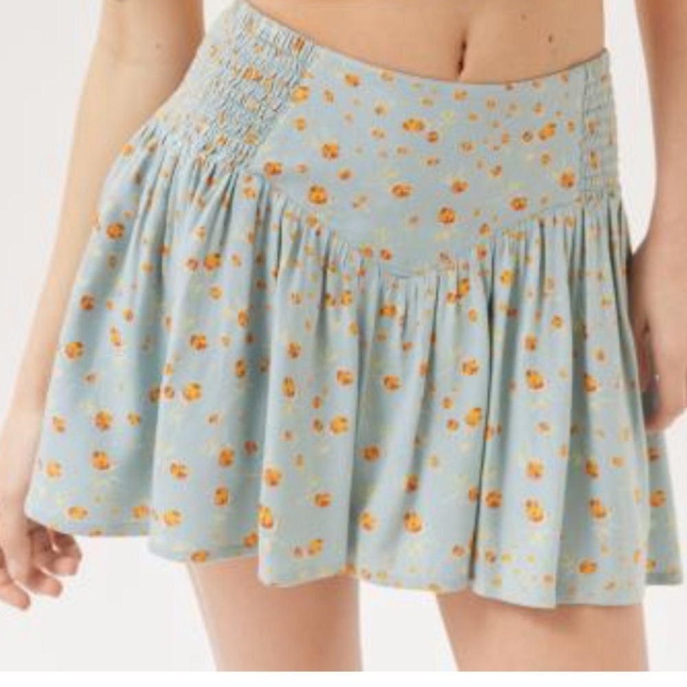 UO Auriella Drop-Waist Floral
Mini Skort. NWT L
